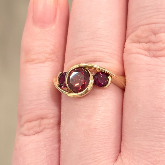 Vintage 14K Garnet Ring, Pyrope Rhodolite Three Stone, Deep Fire Red, Size 6.75 - Picture 7 of 17